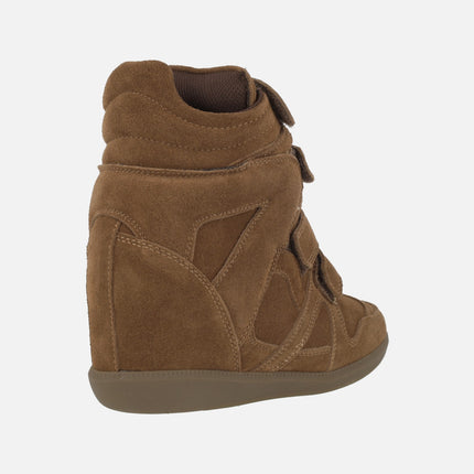 Deportivas de serraje con cuña interior y velcros