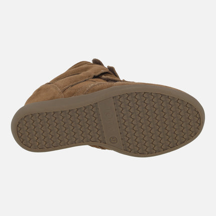 Deportivas de serraje con cuña interior y velcros