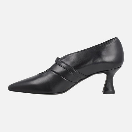 Heeled shoes for women in black leather with buckled bracelet