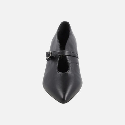 Heeled shoes for women in black leather with buckled bracelet