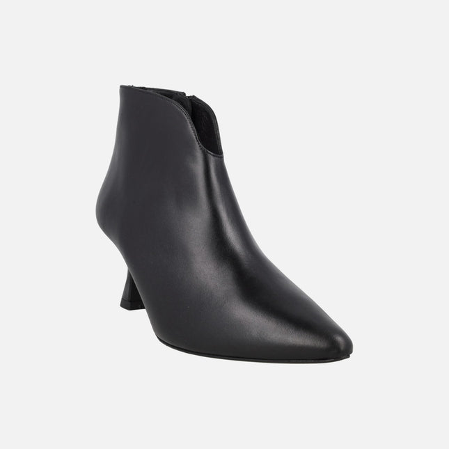Botines de tacón para mujer en piel negra con puntera afilada