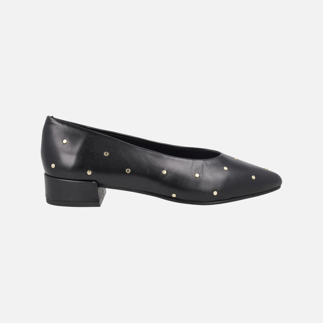 Bailarinas de piel con tacón bajo y tachas doradas