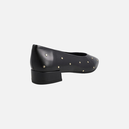 Bailarinas de piel con tacón bajo y tachas doradas
