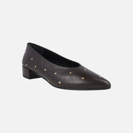 Bailarinas de piel con tacón bajo y tachas doradas