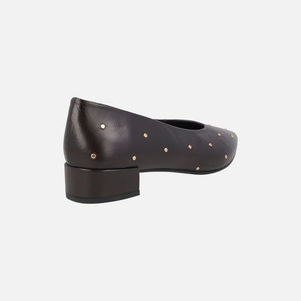 Bailarinas de piel con tacón bajo y tachas doradas