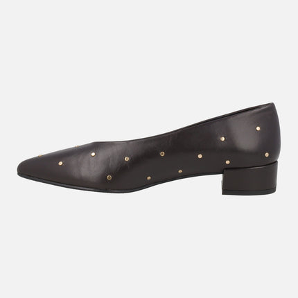 Bailarinas de piel con tacón bajo y tachas doradas