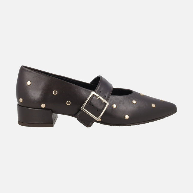 Mercedes de piel con tachas doradas y pulsera con hebilla