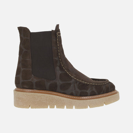 Botines estilo chelsea BRISTOL en ante grabado