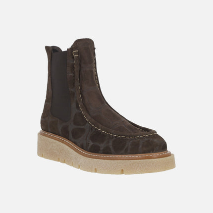 Botines estilo chelsea BRISTOL en ante grabado