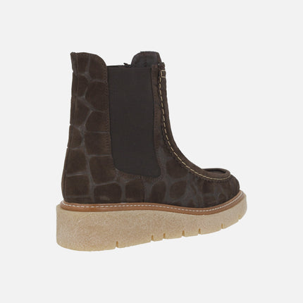 Botines estilo chelsea BRISTOL en ante grabado