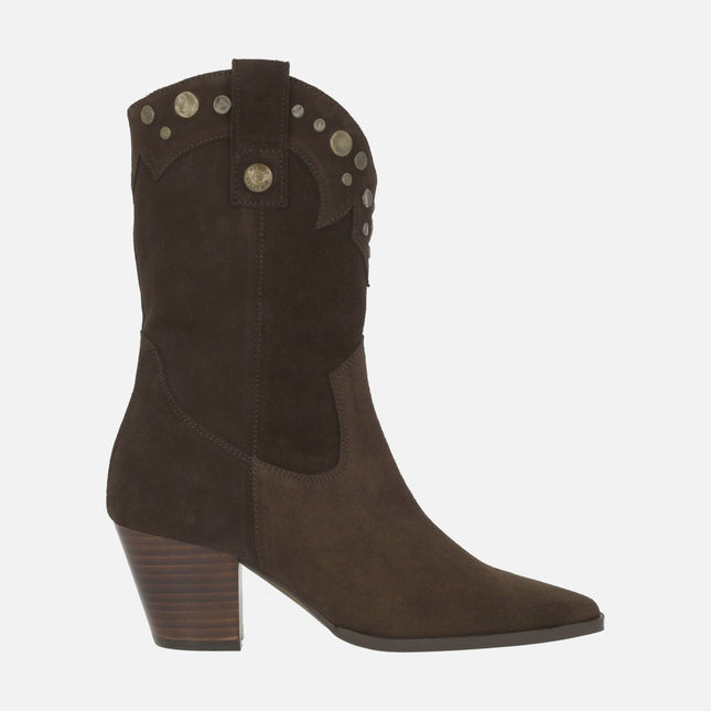 Botas estilo cowboy en serraje marrón con tachas
