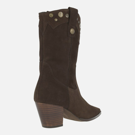 Botas estilo cowboy en serraje marrón con tachas