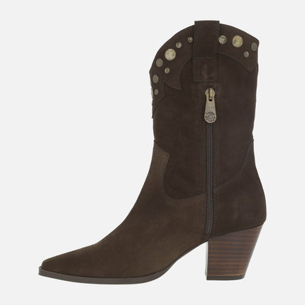 Botas estilo cowboy en serraje marrón con tachas