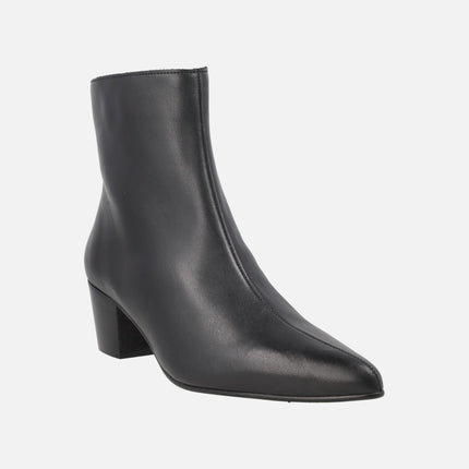 Botines de tacón con puntera afilada en piel negra y tacón medio
