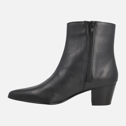 Botines de tacón con puntera afilada en piel negra y tacón medio