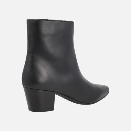 Botines de tacón con puntera afilada en piel negra y tacón medio
