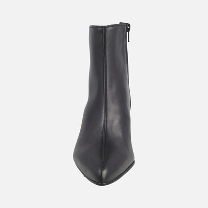 Botines de tacón con puntera afilada en piel negra y tacón medio