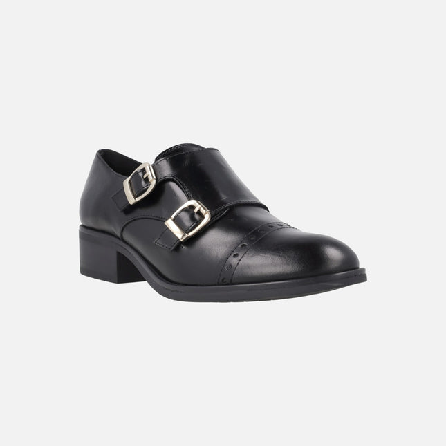 Zapatos para mujer en piel negra con hebillas doradas