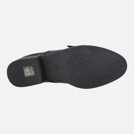 Zapatos para mujer en piel negra con hebillas doradas