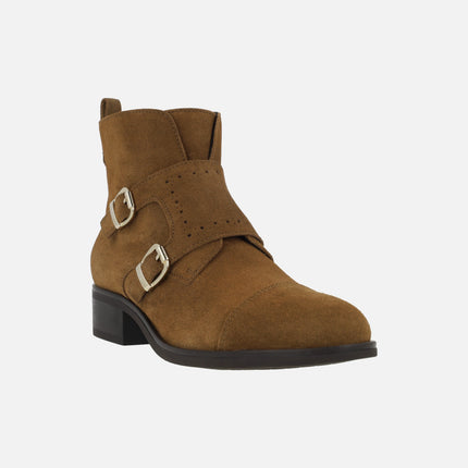 Botines de piel serraje cuero con detalle de hebillas doradas