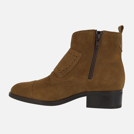 Botines de piel serraje cuero con detalle de hebillas doradas