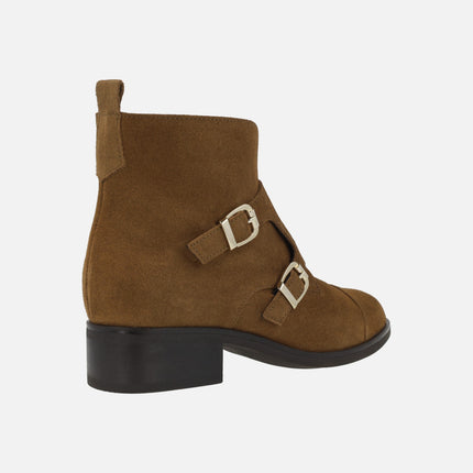 Botines de piel serraje cuero con detalle de hebillas doradas