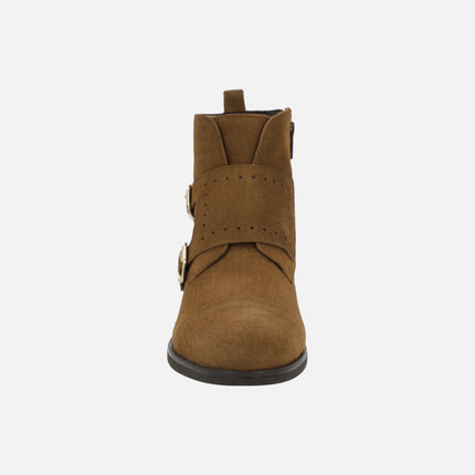 Botines de piel serraje cuero con detalle de hebillas doradas