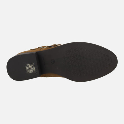 Botines de piel serraje cuero con detalle de hebillas doradas
