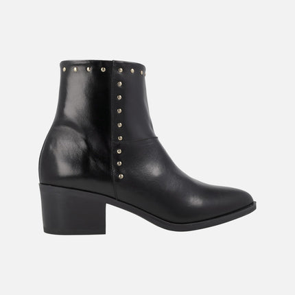 Botines de tacón para mujer en piel negra con tachas doradas