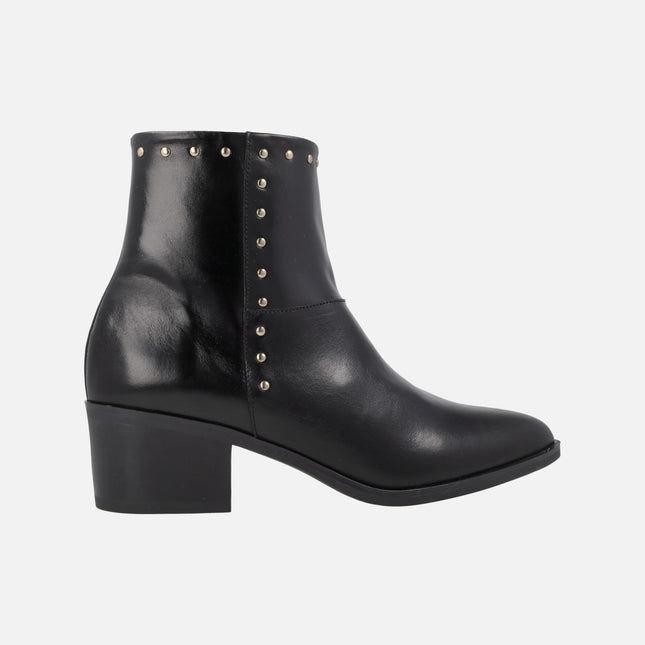Botines de tacón para mujer en piel negra con tachas doradas