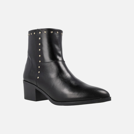 Botines de tacón para mujer en piel negra con tachas doradas