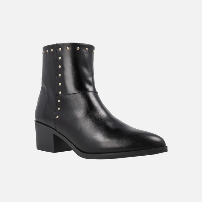 Botines de tacón para mujer en piel negra con tachas doradas