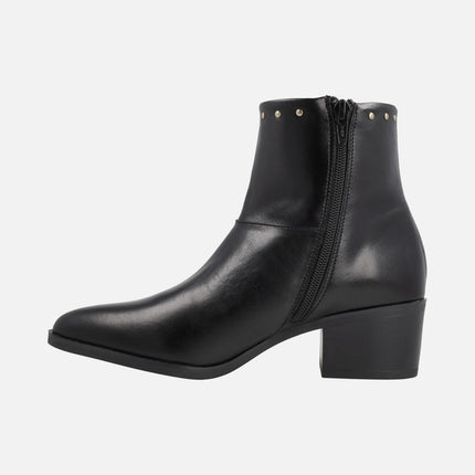 Botines de tacón para mujer en piel negra con tachas doradas