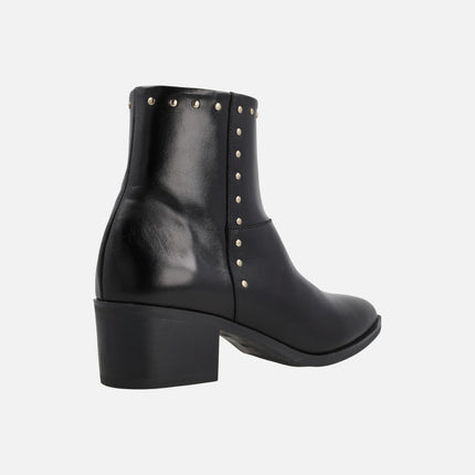 Botines de tacón para mujer en piel negra con tachas doradas