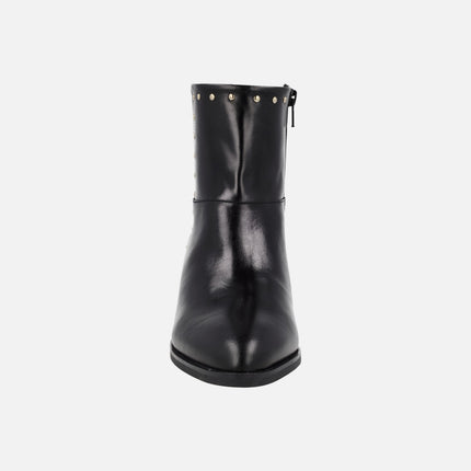 Botines de tacón para mujer en piel negra con tachas doradas