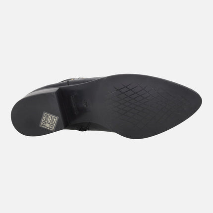 Botines de tacón para mujer en piel negra con tachas doradas