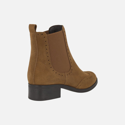 Botines para mujer estilo chelsea en serraje cuero con detalle de picados