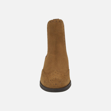Botines para mujer estilo chelsea en serraje cuero con detalle de picados