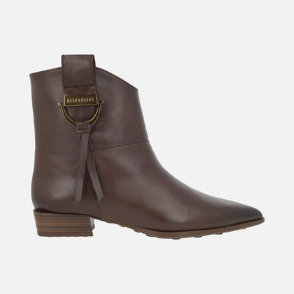 Leather ankle boots with pointed toe and low heel