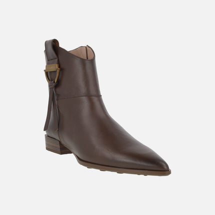 Leather ankle boots with pointed toe and low heel