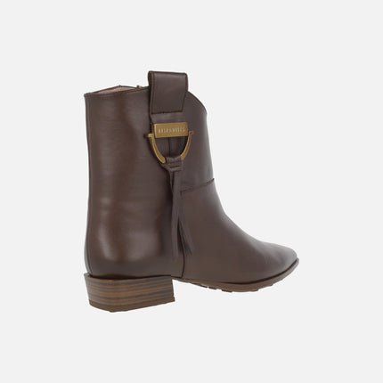 Leather ankle boots with pointed toe and low heel