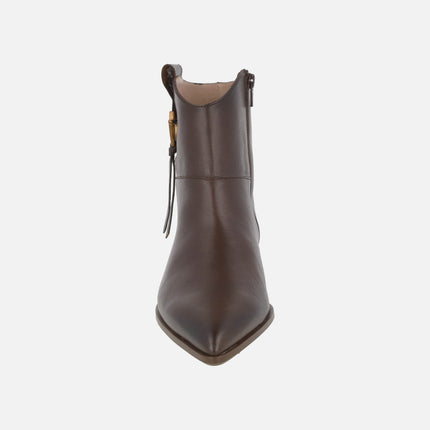 Leather ankle boots with pointed toe and low heel