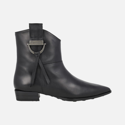 Leather ankle boots with pointed toe and low heel