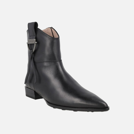 Leather ankle boots with pointed toe and low heel