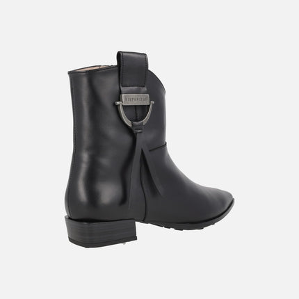 Leather ankle boots with pointed toe and low heel