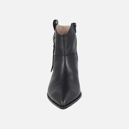 Leather ankle boots with pointed toe and low heel