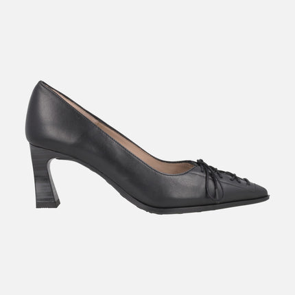 Leather pumps with corset-effect laces