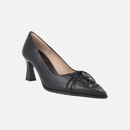 Leather pumps with corset-effect laces