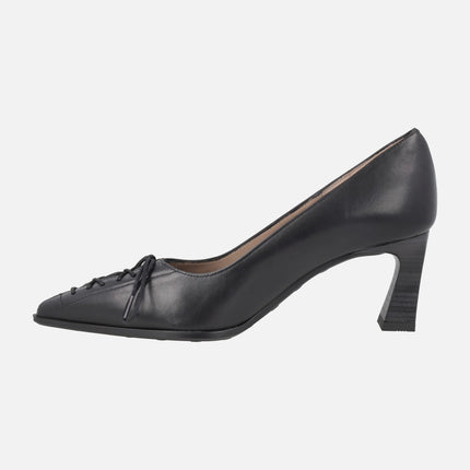 Leather pumps with corset-effect laces