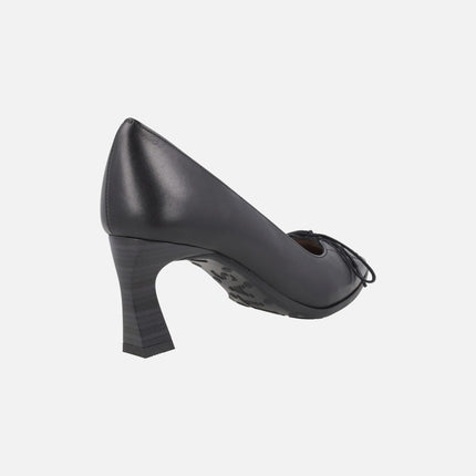 Leather pumps with corset-effect laces